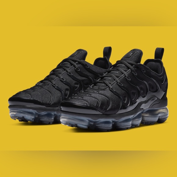 triple black vapormax plus women's